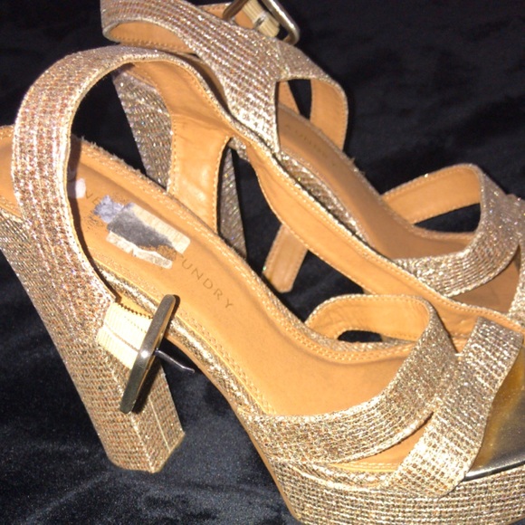 Gold heels - Picture 1 of 1